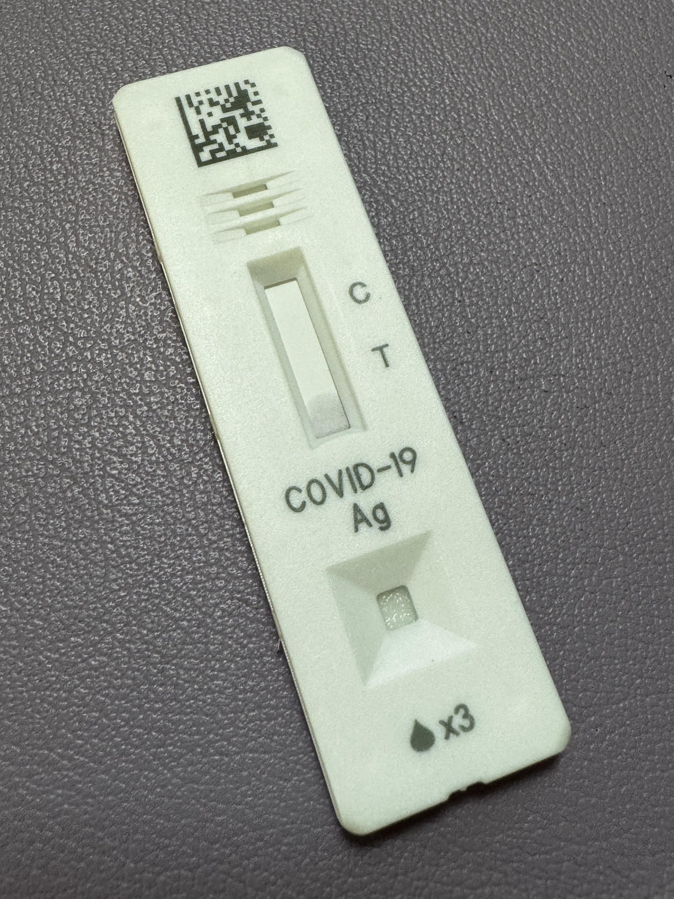 A COVID-19 antigen rapid test device displaying an ambiguous result.